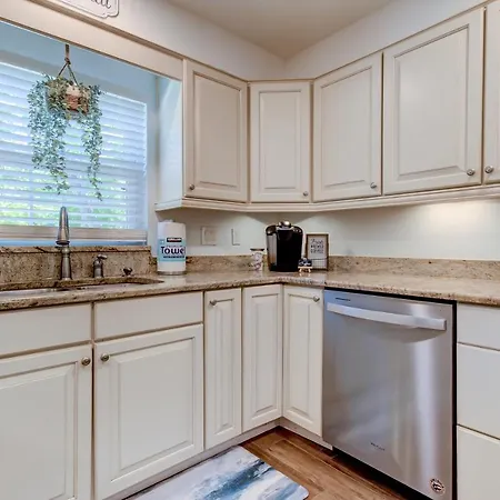 Spacious 3 Bedroom Pet Friendly!- Close To Beach!